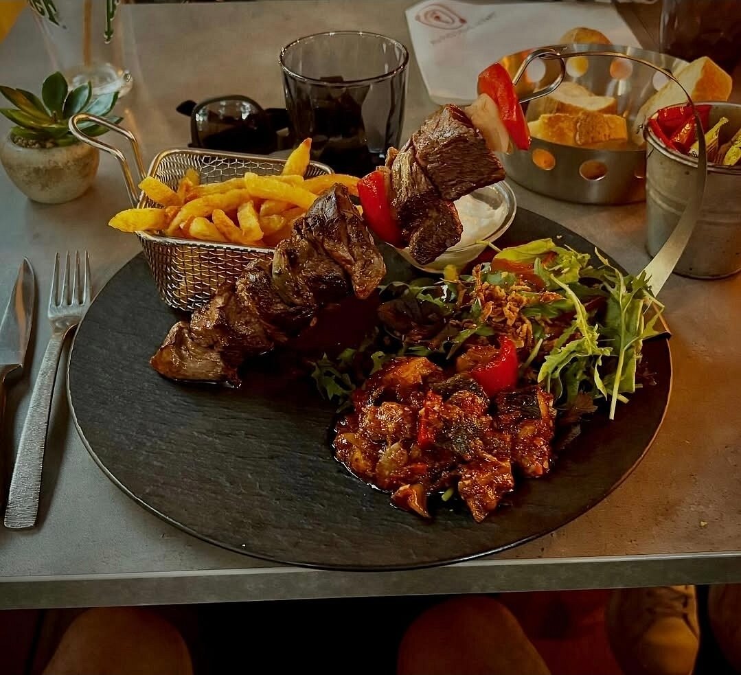 Intérieur chaleureux du restaurant Au Pied dans le Plat